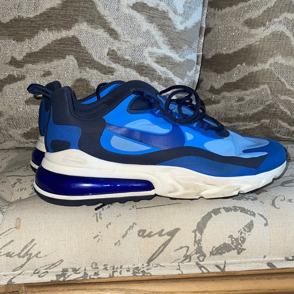 Tennis shoes, Nike 270 react